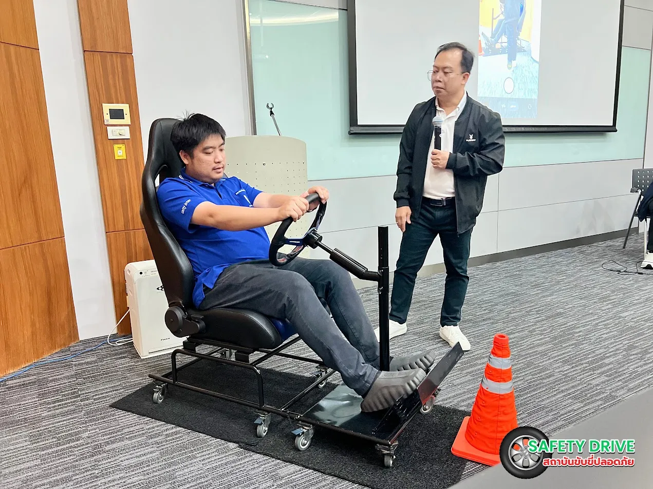 ภาพบรรยากาศ การอบรมขับขี่ปลอดภัย พนักงานขับรถในองค์กร โดย Safety Drive สถาบันอบรมขับขี่ปลอดภัย