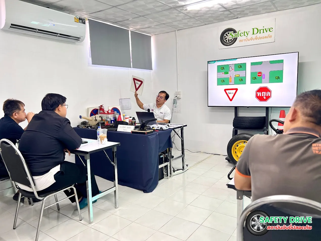 ภาพบรรยากาศ การอบรมขับขี่ปลอดภัย พนักงานขับรถในองค์กร โดย Safety Drive สถาบันอบรมขับขี่ปลอดภัย