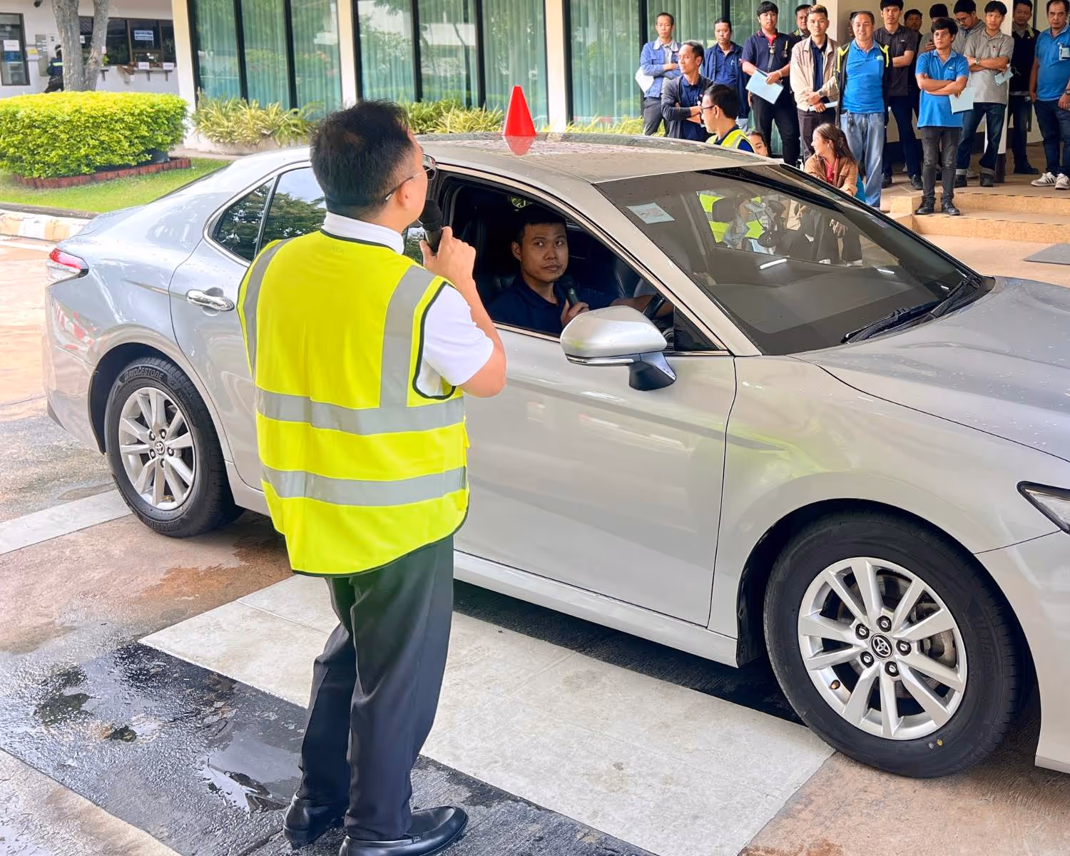 ภาพบรรยากาศ การอบรมขับขี่ปลอดภัย พนักงานขับรถในองค์กร โดย Safety Drive สถาบันอบรมขับขี่ปลอดภัย